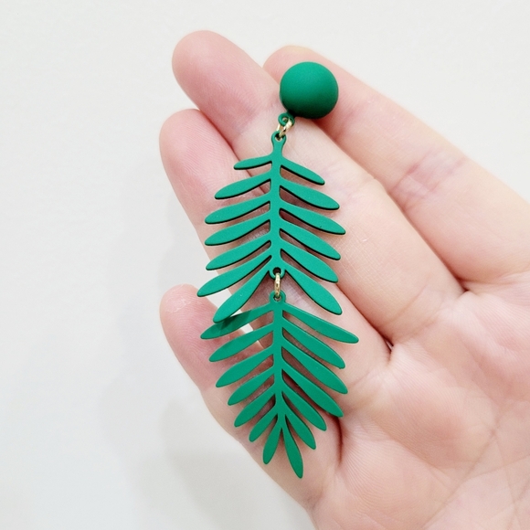 Brand New Green Leaf Dangle Earrings - Picture 3 of 6